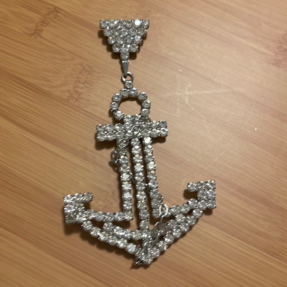 Pendant or pin, worn on clothes or bag, anywhere, never used excellent condition
